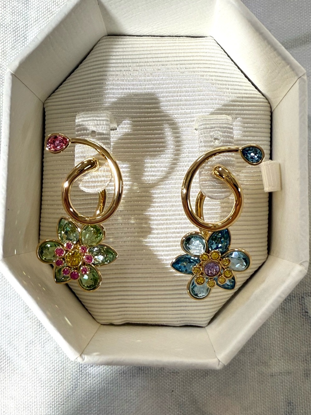 Idyllia drop earrings Asymmetrical design, Mixed cuts, Flower, Multicolored, 18K